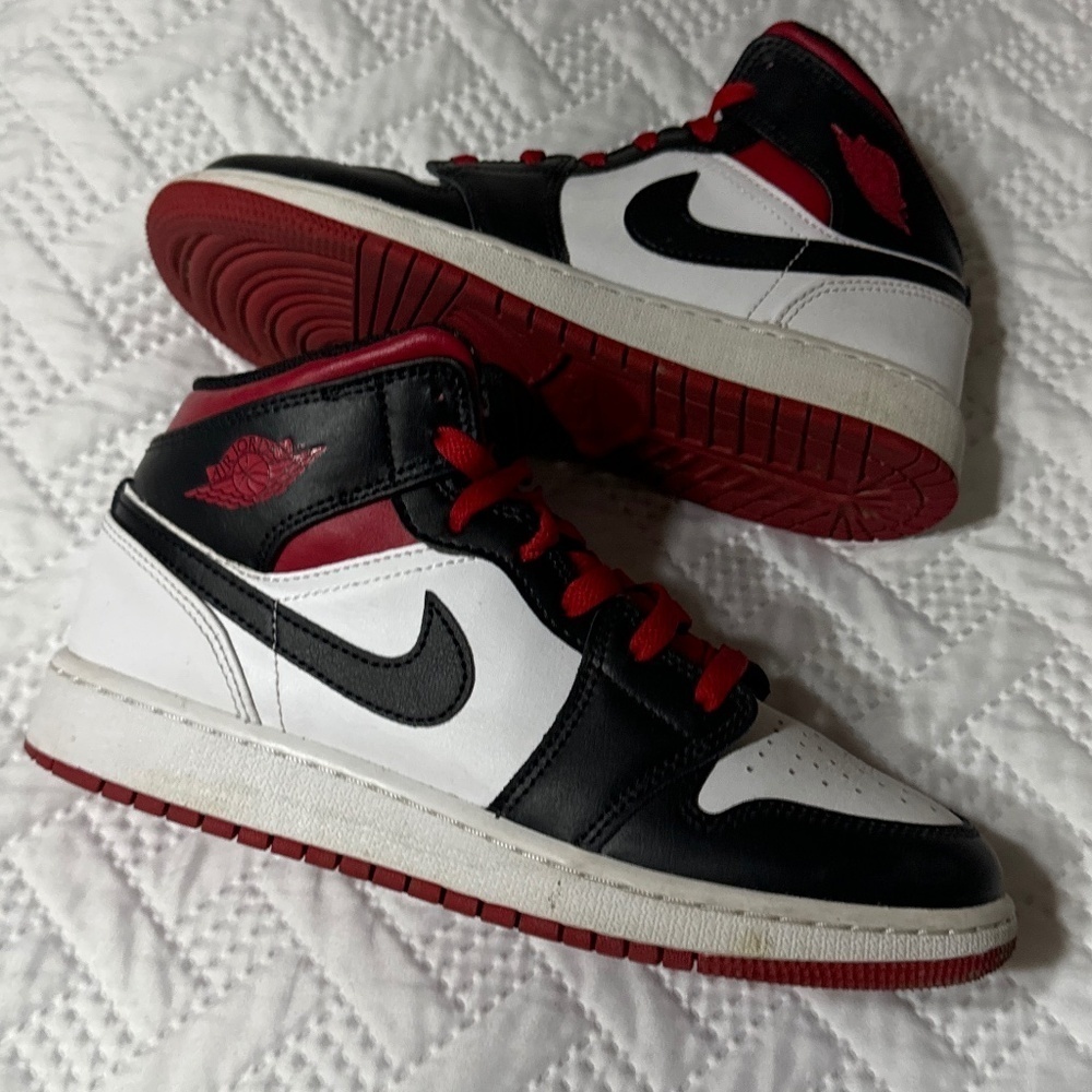 Nike Jordan 1 Mid Red White Black Youth 5.5 Woman 7 Sneakers Running Shoes - Picture 1 of 14